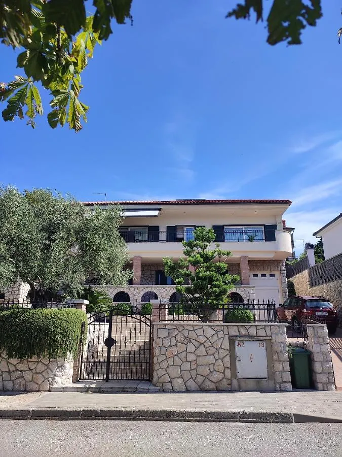 Apartments With A Parking Space Novi Vinodolski - 5488