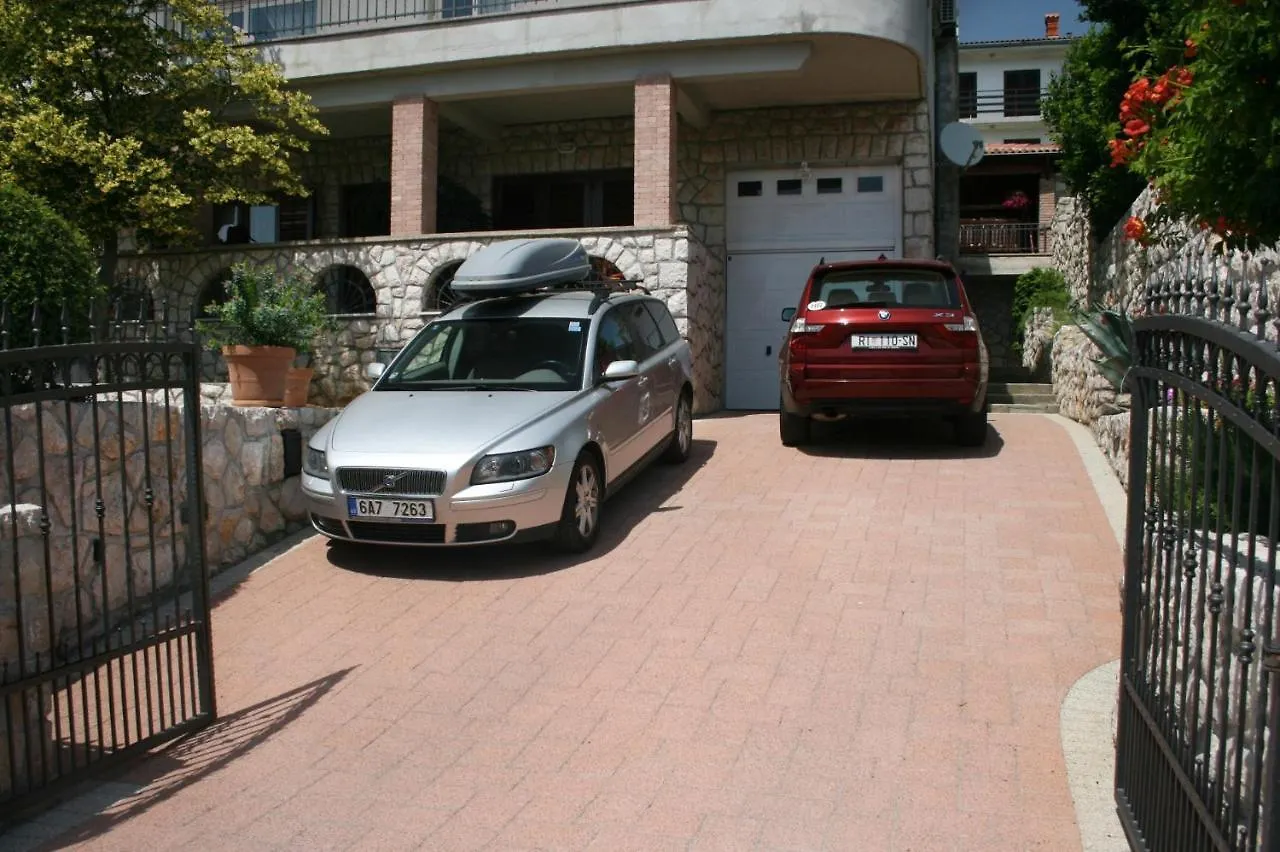Apartments With A Parking Space Novi Vinodolski - 5488