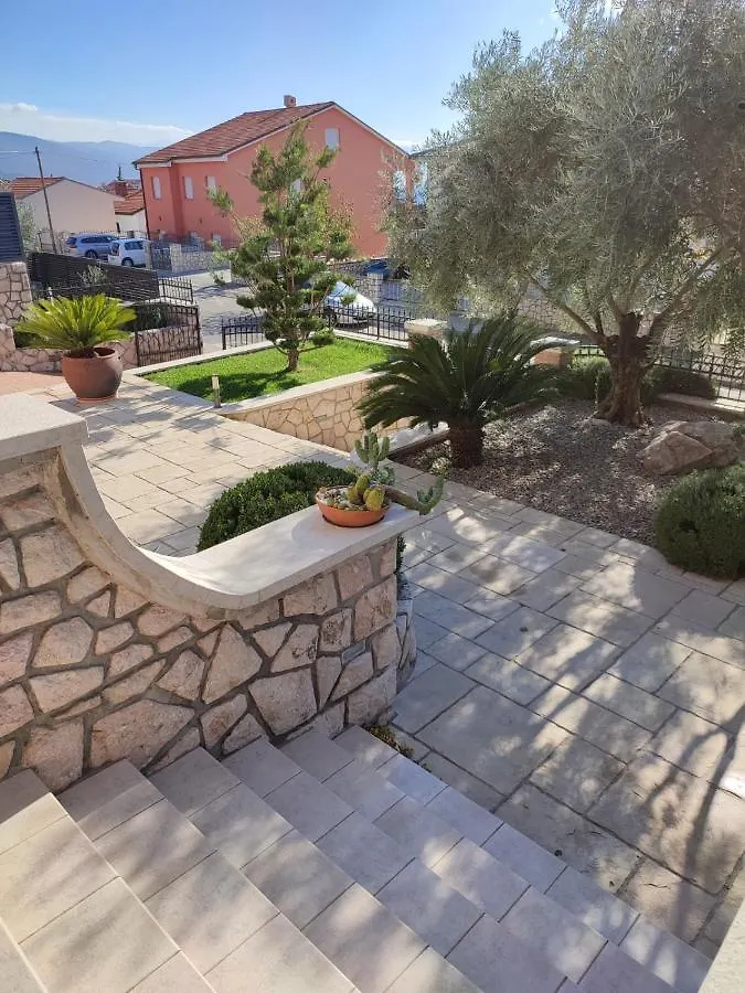 Apartments With A Parking Space Novi Vinodolski - 5488
