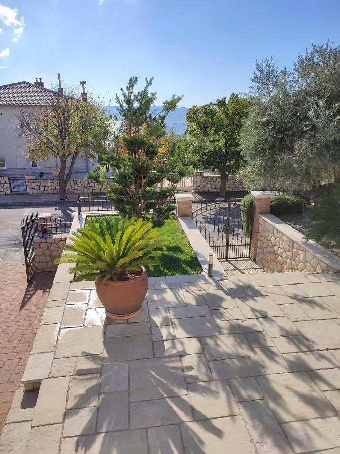 Apartments With A Parking Space Novi Vinodolski - 5488
