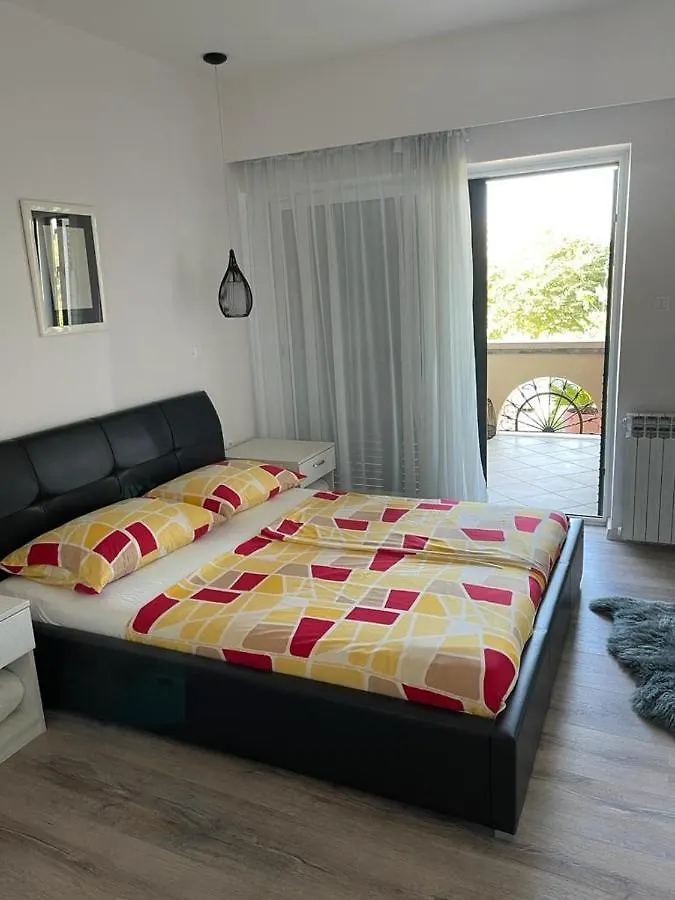 Apartments With A Parking Space Novi Vinodolski - 5488